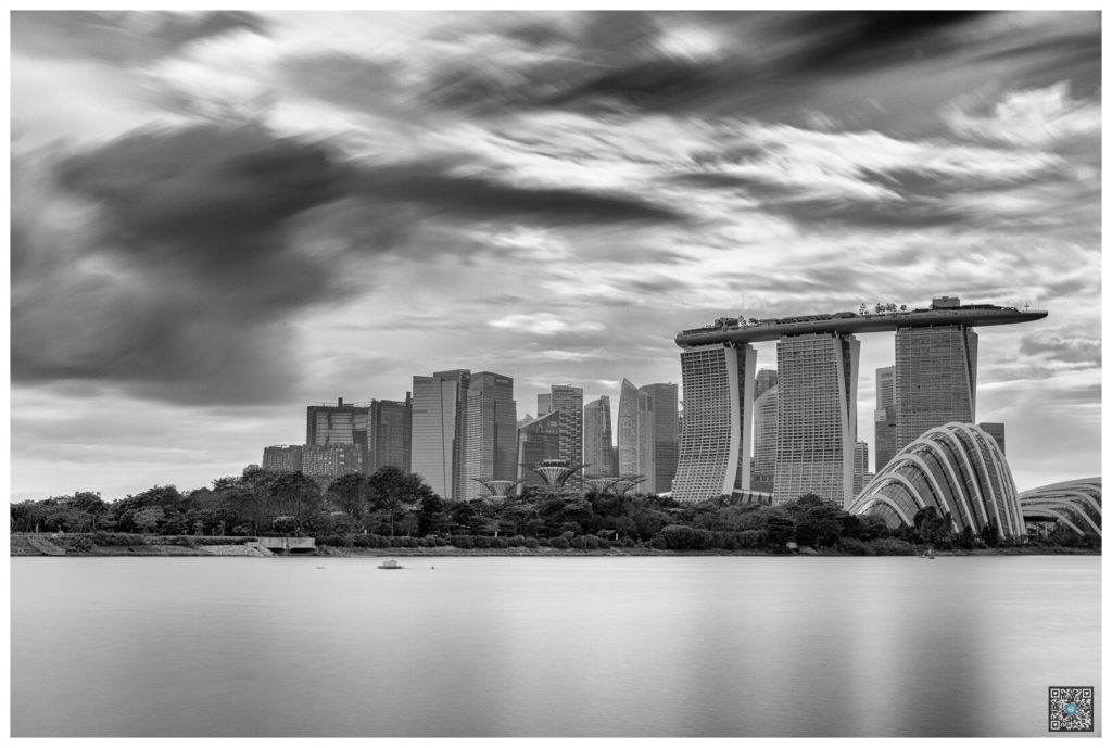 long exposure marina bay sands skyline - singapour