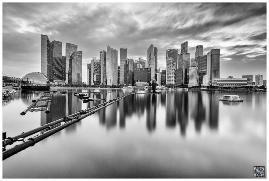 long exposure financial district skyline - singapour